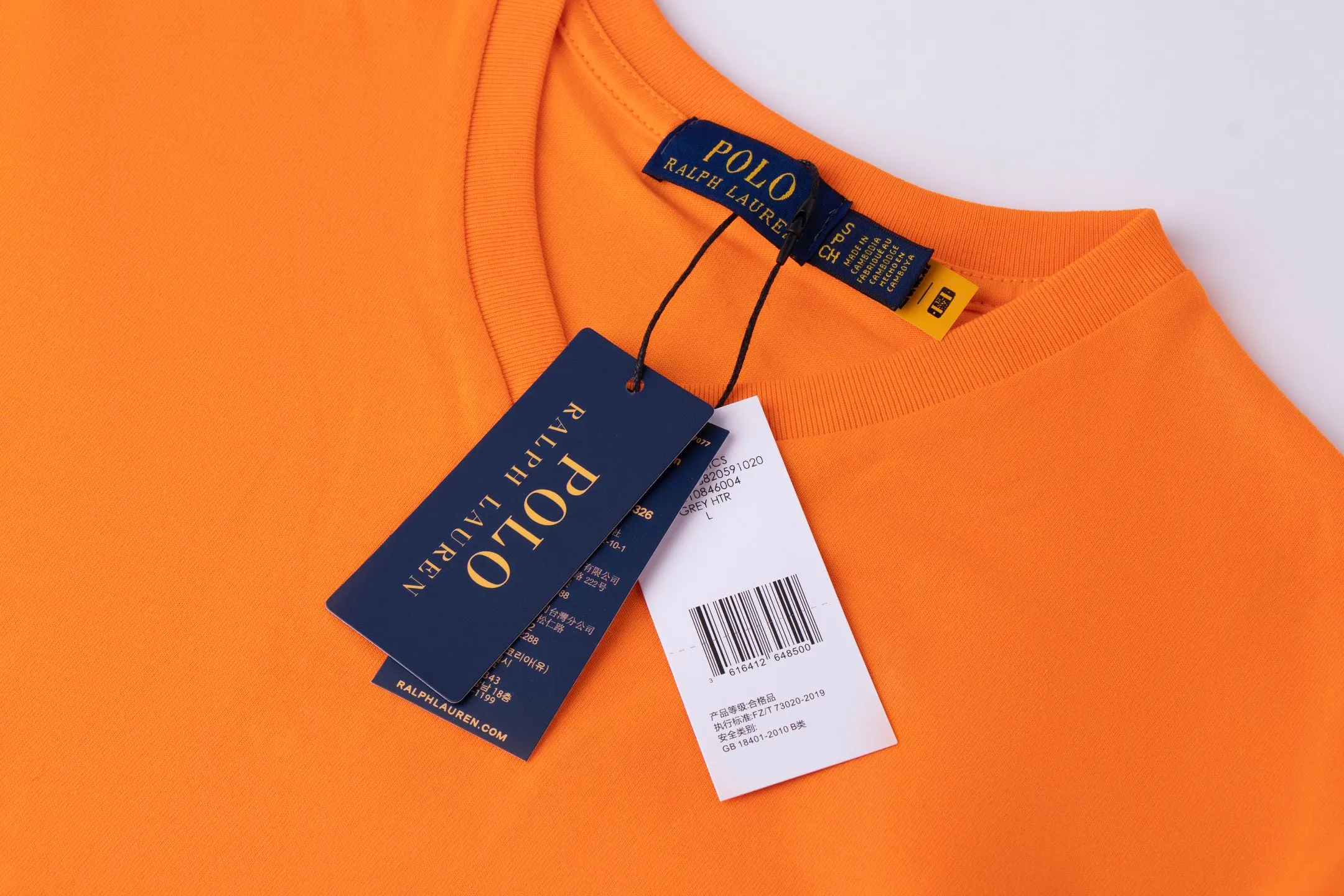 P126 Style number: 512 Ralph Lauren/Ralph Lauren 2025 new summer color matching pure cotton 240g Tajima embroidery V-neck T-shirt. The main logo on the neck has a QR code mark, which can be scanned for verification. The Tajima embroidery machine imported from Japan is used to create the pony mark, which is brightly colored. Distinguish the low-quality products on the market. 32 counts, 240g hydrophilic toner, 100% cotton fabric, comfortable and soft, highly breathable, focusing on high-end cost-effectiveness, needless to say good quality. Available in a variety of colors, both boys and girls can try this genderless style, giving them a yuppie tone in no time. Immerse yourself in your leisurely style, and have your own style in retro. Natural, vivid and very French romantic feelings, perfectly integrating youthful atmosphere and trend. Color: white, orange, navy blue, dark green Size: S-xL S Shoulder width 44 Bust 104 Sleeve length 23 Clothing length 72 M Shoulder width 45 Bust 108 Sleeve length 24 Clothing length 74 L Shoulder width 46 Bust 112 Sleeve length 25 Clothing length 76 xL Shoulder width 47 Bust 116 Sleeve length 26 Clothing length 78